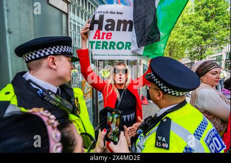 London, Großbritannien. Mai 2024. Eine kleine Gruppe von Pro-Israel-Demonstranten versucht, sich unter die Menge zu mischen (mit Pl;acards, die sagen, Hamas seien Terroristen, genug ist genug anbd Hamas=Isis), sie werden von der Polizei gebeten, die palästinensischen Demonstranten nicht zu konfrontieren - Ein palästinensischer Protest, Aufruf zu einem Waffenstillstand und Beendigung der Bewaffnung von Israel Palästina Protest an der Barclays Bank Tottenham Court Road. Die Demonstranten sagen, Barcalys sei "einer der größten Geldgeber des Waffenhandels mit Israel". Guy Bell/Alamy Live News Stockfoto