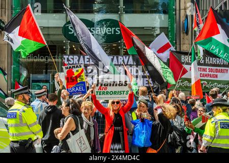 London, Großbritannien. Mai 2024. Eine kleine Gruppe von Pro-Israel-Demonstranten versucht, sich unter die Menge zu mischen (mit Pl;acards, die sagen, Hamas seien Terroristen, genug ist genug anbd Hamas=Isis), sie werden von der Polizei gebeten, die palästinensischen Demonstranten nicht zu konfrontieren - Ein palästinensischer Protest, Aufruf zu einem Waffenstillstand und Beendigung der Bewaffnung von Israel Palästina Protest an der Barclays Bank Tottenham Court Road. Die Demonstranten sagen, Barcalys sei "einer der größten Geldgeber des Waffenhandels mit Israel". Guy Bell/Alamy Live News Stockfoto