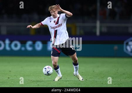 Turin, Italien. Mai 2024. Victor Kristiansen vom FC Bologna in Aktion während des Fußballspiels der Serie A zwischen Torino FC und Bologna FC im Stadio Olimpico am 3. Mai 2024 in Turin. Quelle: Marco Canoniero/Alamy Live News Stockfoto