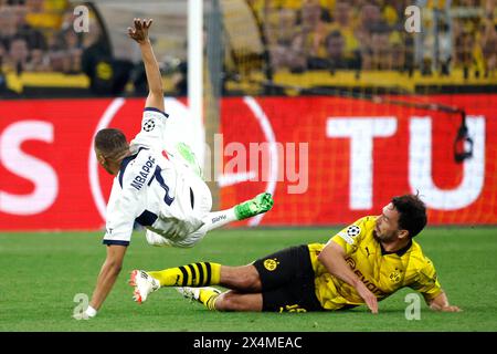 Dortmund, Deutschland, UEFA Champions League, Halbfinale Borussia Dortmund: PSG Paris Saint Germain 1-0 01. 05. 2024 im Signal-Iduna Park in Dortmund Kylian MBAPPE (PSG) li.- und Mats HUMMELS (BVB) re.- Foto: Norbert Schmidt, Düsseldorf Stockfoto