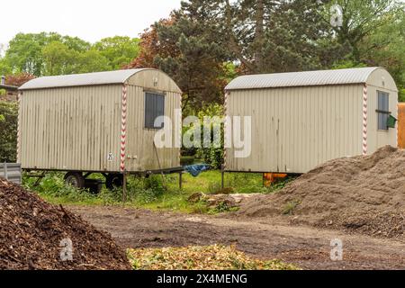 Bauanhänger auf einer Baustelle für Baumaterialien Stockfoto