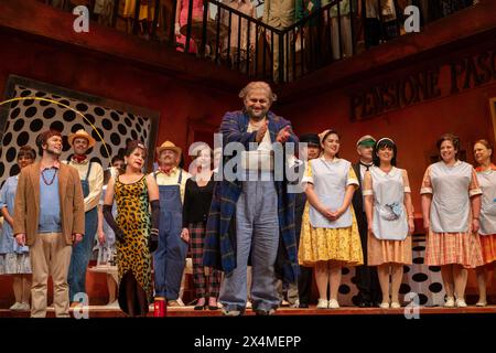 Curtain Call, Misha Kiria als Don Pasquale von Donizetti, Canadian Opera Company, Four Seasons Centre for the Performing Arts, Toronto, Kanada Stockfoto