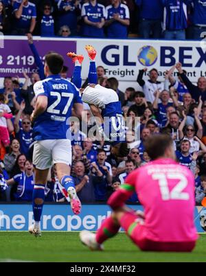 Omari Hutchinson (Mitte) von Ipswich Town feiert das zweite Tor ihrer Mannschaft während des Sky Bet Championship Matches in Portman Road, Ipswich. Bilddatum: Samstag, 4. Mai 2024. Stockfoto
