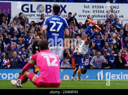 Ipswich Town Omari Hutchinson feiert das zweite Tor ihrer Mannschaft während des Sky Bet Championship Matches in der Portman Road, Ipswich. Bilddatum: Samstag, 4. Mai 2024. Stockfoto
