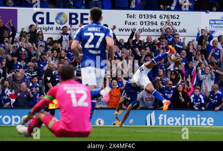 Ipswich Town Omari Hutchinson feiert das zweite Tor ihrer Mannschaft während des Sky Bet Championship Matches in der Portman Road, Ipswich. Bilddatum: Samstag, 4. Mai 2024. Stockfoto