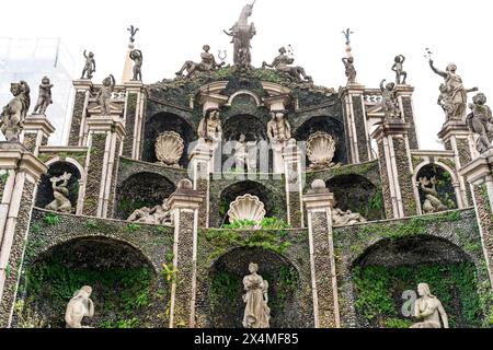 Eintritt in die botanischen Gärten borromäs in isola bella am Lago Maggiore mit Blick auf das Amphitheater - Reise- und Kulturkonzept Stockfoto