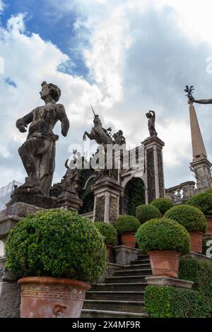 Eintritt in die botanischen Gärten borromäs in isola bella am Lago Maggiore mit Blick auf das Amphitheater - Reise- und Kulturkonzept Stockfoto
