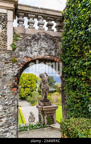 Eintritt in die botanischen Gärten der Isola Bella am Lago Maggiore mit Blick auf einen alten Steinbogen - Reise- und Kulturkonzept Stockfoto