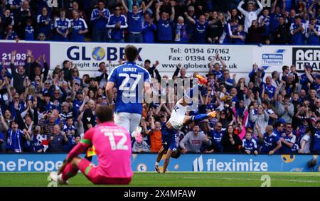 Ipswich Town Omari Hutchinson feiert das zweite Tor ihrer Mannschaft während des Sky Bet Championship Matches in der Portman Road, Ipswich. Bilddatum: Samstag, 4. Mai 2024. Stockfoto