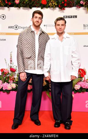 Jannik Schümann mit Freund Felix Kruck bei der 74. Verleihung des Deutschen Filmpreises 2024 im Theater am Potsdamer Platz. Berlin, 03.05.2024 *** Jannik Schümann mit Freund Felix Kruck bei der Verleihung des Deutschen Filmpreises 74 2024 am Theater am Potsdamer Platz Berlin, 03 05 2024 Foto:Xn.xKubelkax/xFuturexImagex filmpreis2024 4268 Stockfoto