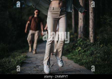 Junge Freunde, die einen unbeschwerten Spaziergang im Wald genießen und die frische Luft spüren Stockfoto