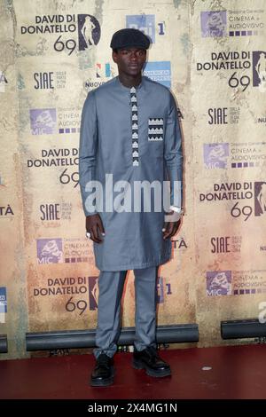 Rom, Italien. Mai 2024. Seydou Sarr nimmt am roten Teppich der David di Donatello 2024 Preisverleihung in Rom in den Cinecittà Studios Teil. (Foto: Gennaro Leonardi/Pacific Press) Credit: Pacific Press Media Production Corp./Alamy Live News Stockfoto