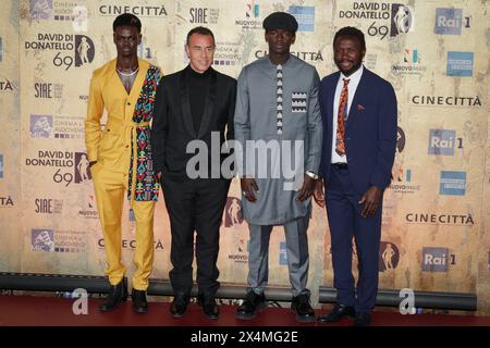 Rom, Italien. Mai 2024. (L-R) Moustapha Fall, Matteo Garrone, Seydou Sarr und Mamadou Kouassi nehmen am roten Teppich der David di Donatello 2024-Preisverleihung in Rom in den Cinecittà Studios Teil. (Foto: Gennaro Leonardi/Pacific Press) Credit: Pacific Press Media Production Corp./Alamy Live News Stockfoto