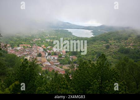 Panoramablick auf das Baños de Montemayor nördlich von Extremadura an einem bewölkten Tag mit grüner Vegetation, Thermalquellen Stockfoto