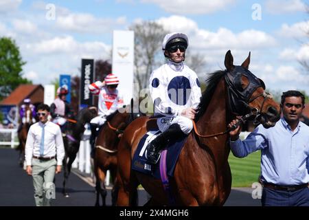 Jockey Daniel Tudhope (rechts) vor dem William Hill Extra Place Races Handicap an Bord von Summerghand am zweiten Tag des QIPCO Guineas Festivals auf der Newmarket Racecourse, Suffolk. Bilddatum: Samstag, 4. Mai 2024. Stockfoto