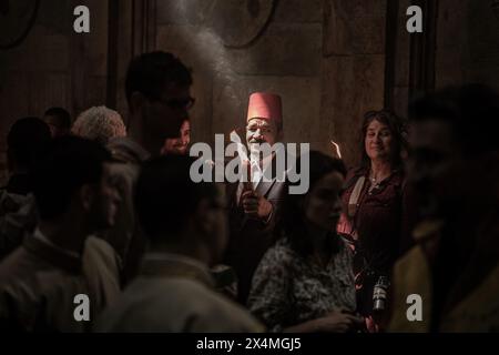 Jerusalem, Israel. Mai 2024. Orthodoxe christliche Gläubige nehmen an der Feuerzeremonie in der Grabeskirche in der Altstadt von Jerusalem Teil. Quelle: Ilia Yefimovich/dpa/Alamy Live News Stockfoto