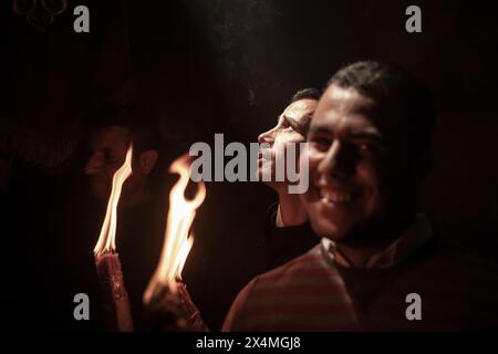 Jerusalem, Israel. Mai 2024. Orthodoxe christliche Gläubige nehmen an der Feuerzeremonie in der Grabeskirche in der Altstadt von Jerusalem Teil. Quelle: Ilia Yefimovich/dpa/Alamy Live News Stockfoto