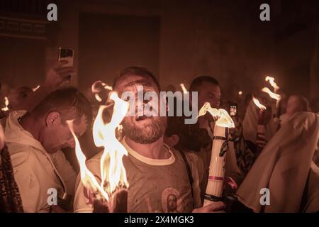 Jerusalem, Israel. Mai 2024. Orthodoxe christliche Gläubige nehmen an der Feuerzeremonie in der Grabeskirche in der Altstadt von Jerusalem Teil. Quelle: Ilia Yefimovich/dpa/Alamy Live News Stockfoto