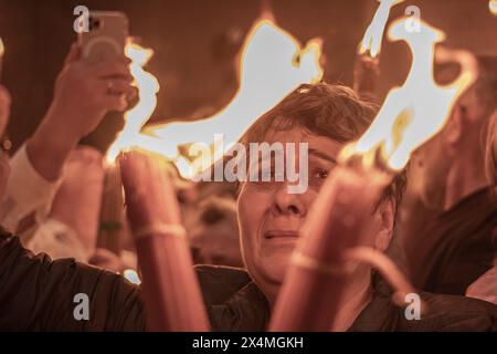 Jerusalem, Israel. Mai 2024. Ein orthodoxer christlicher Gläubiger nimmt an der Feuerzeremonie in der Grabeskirche in der Altstadt von Jerusalem Teil. Quelle: Ilia Yefimovich/dpa/Alamy Live News Stockfoto