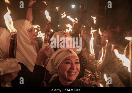 Jerusalem, Israel. Mai 2024. Orthodoxe christliche Gläubige nehmen an der Feuerzeremonie in der Grabeskirche in der Altstadt von Jerusalem Teil. Quelle: Ilia Yefimovich/dpa/Alamy Live News Stockfoto