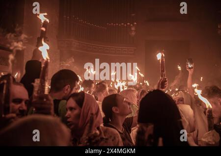 Jerusalem, Israel. Mai 2024. Orthodoxe christliche Gläubige nehmen an der Feuerzeremonie in der Grabeskirche in der Altstadt von Jerusalem Teil. Quelle: Ilia Yefimovich/dpa/Alamy Live News Stockfoto