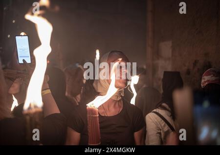 Jerusalem, Israel. Mai 2024. Orthodoxe christliche Gläubige nehmen an der Feuerzeremonie in der Grabeskirche in der Altstadt von Jerusalem Teil. Quelle: Ilia Yefimovich/dpa/Alamy Live News Stockfoto