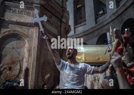 Jerusalem, Israel. Mai 2024. Ein orthodoxer christlicher Gläubiger nimmt an der Feuerzeremonie in der Grabeskirche in der Altstadt von Jerusalem Teil. Quelle: Ilia Yefimovich/dpa/Alamy Live News Stockfoto