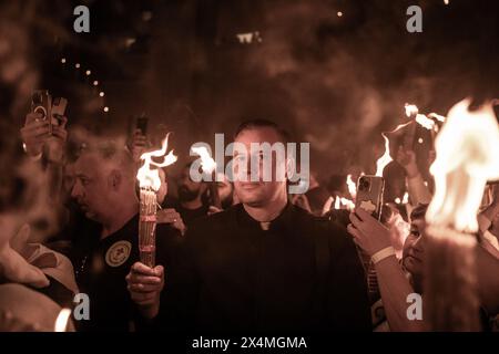 Jerusalem, Israel. Mai 2024. Orthodoxe christliche Gläubige nehmen an der Feuerzeremonie in der Grabeskirche in der Altstadt von Jerusalem Teil. Quelle: Ilia Yefimovich/dpa/Alamy Live News Stockfoto