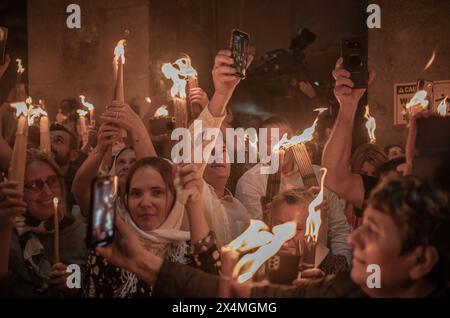 Jerusalem, Israel. Mai 2024. Orthodoxe christliche Gläubige nehmen an der Feuerzeremonie in der Grabeskirche in der Altstadt von Jerusalem Teil. Quelle: Ilia Yefimovich/dpa/Alamy Live News Stockfoto