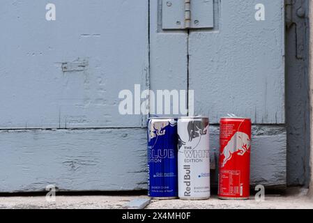 Lyon, Frankreich. Drei Dosen Red Bull Energy Drink in den Farben Blau, weiß und Rot stehen auf einer Fensterbank. Kopierbereich Stockfoto