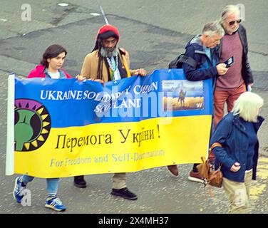 Glasgow, Schottland, Großbritannien. 4. Mai 2024: Graham Campbell mit ukrainischem Banner überhaupt Under One Banner (AUOB) Marsch für die Unabhängigkeit fand heute statt, als sie durch die Stadt zu einer Kundgebung im glasgow Green Park spazierten. Credit Gerard Ferry /Alamy Live News Stockfoto