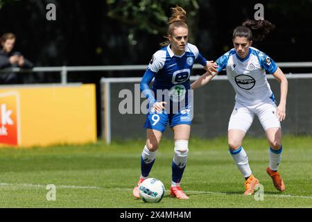 Gent, Belgien. Mai 2024. KAA Gent Ladies's Amber Maximus und YLA's Febe Vanhaecke kämpfen um den Ball während eines Fußballspiels zwischen KAA Gent Ladies und Club YLA am Samstag, 4. Mai 2024, in der Chillax Arena in Gent, am 7. Tag der Play-off-Gruppe A des Super League Women's Competition. BELGA FOTO KURT DESPLENTER Credit: Belga Nachrichtenagentur/Alamy Live News Stockfoto