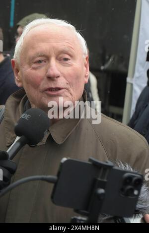 Oskar Lafontaine - geboren am 16. September 1943 in Saarlautern, heute Saarlouis - nimmt an der Kundgebung: Aufstand für den Frieden am Brandenburger Tor Teil. Die Forderung lautet: Keine Waffen in der Ukraine zu liefern und den Krieg mit Russland durch Verhandlungen zu beenden. *** Oskar Lafontaine, geboren am 16. September 1943 in Saarlautern, heute Saarlouis, nimmt an der Aufstand für den Frieden am Brandenburger Tor Teil. Die Forderung lautet nicht, Waffen an die Ukraine zu liefern und den Krieg mit Russland durch Verhandlungen zu beenden Stockfoto