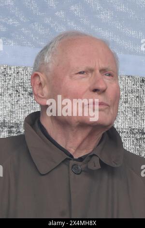 Oskar Lafontaine - geboren am 16. September 1943 in Saarlautern, heute Saarlouis - nimmt an der Kundgebung: Aufstand für den Frieden am Brandenburger Tor Teil. Die Forderung lautet: Keine Waffen in der Ukraine zu liefern und den Krieg mit Russland durch Verhandlungen zu beenden. *** Oskar Lafontaine, geboren am 16. September 1943 in Saarlautern, heute Saarlouis, nimmt an der Aufstand für den Frieden am Brandenburger Tor Teil. Die Forderung lautet nicht, Waffen an die Ukraine zu liefern und den Krieg mit Russland durch Verhandlungen zu beenden Stockfoto