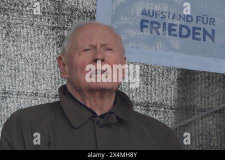 Oskar Lafontaine - geboren am 16. September 1943 in Saarlautern, heute Saarlouis - nimmt an der Kundgebung: Aufstand für den Frieden am Brandenburger Tor Teil. Die Forderung lautet: Keine Waffen in der Ukraine zu liefern und den Krieg mit Russland durch Verhandlungen zu beenden. *** Oskar Lafontaine, geboren am 16. September 1943 in Saarlautern, heute Saarlouis, nimmt an der Aufstand für den Frieden am Brandenburger Tor Teil. Die Forderung lautet nicht, Waffen an die Ukraine zu liefern und den Krieg mit Russland durch Verhandlungen zu beenden Stockfoto