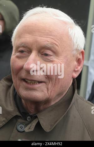 Oskar Lafontaine - geboren am 16. September 1943 in Saarlautern, heute Saarlouis - nimmt an der Kundgebung: Aufstand für den Frieden am Brandenburger Tor Teil. Die Forderung lautet: Keine Waffen in der Ukraine zu liefern und den Krieg mit Russland durch Verhandlungen zu beenden. *** Oskar Lafontaine, geboren am 16. September 1943 in Saarlautern, heute Saarlouis, nimmt an der Aufstand für den Frieden am Brandenburger Tor Teil. Die Forderung lautet nicht, Waffen an die Ukraine zu liefern und den Krieg mit Russland durch Verhandlungen zu beenden Stockfoto