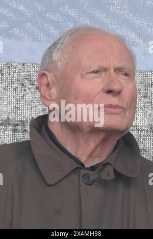 Oskar Lafontaine - geboren am 16. September 1943 in Saarlautern, heute Saarlouis - nimmt an der Kundgebung: Aufstand für den Frieden am Brandenburger Tor Teil. Die Forderung lautet: Keine Waffen in der Ukraine zu liefern und den Krieg mit Russland durch Verhandlungen zu beenden. *** Oskar Lafontaine, geboren am 16. September 1943 in Saarlautern, heute Saarlouis, nimmt an der Aufstand für den Frieden am Brandenburger Tor Teil. Die Forderung lautet nicht, Waffen an die Ukraine zu liefern und den Krieg mit Russland durch Verhandlungen zu beenden Stockfoto