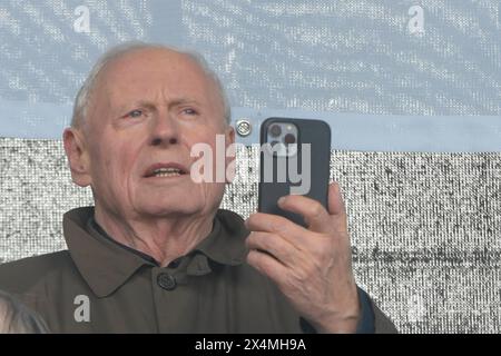 Oskar Lafontaine - geboren am 16. September 1943 in Saarlautern, heute Saarlouis - nimmt an der Kundgebung: Aufstand für den Frieden am Brandenburger Tor Teil. Die Forderung lautet: Keine Waffen in der Ukraine zu liefern und den Krieg mit Russland durch Verhandlungen zu beenden. *** Oskar Lafontaine, geboren am 16. September 1943 in Saarlautern, heute Saarlouis, nimmt an der Aufstand für den Frieden am Brandenburger Tor Teil. Die Forderung lautet nicht, Waffen an die Ukraine zu liefern und den Krieg mit Russland durch Verhandlungen zu beenden Stockfoto