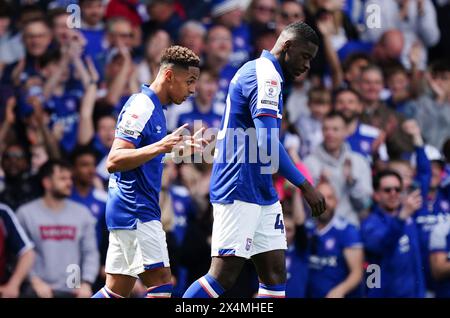 Ipswich Town Omari Hutchinson (links) feiert das zweite Tor ihrer Mannschaft während des Sky Bet Championship Matches in Portman Road, Ipswich. Bilddatum: Samstag, 4. Mai 2024. Stockfoto