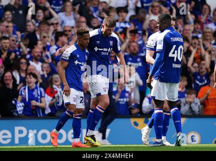 Ipswich Town Omari Hutchinson (links) feiert das zweite Tor ihrer Mannschaft während des Sky Bet Championship Matches in Portman Road, Ipswich. Bilddatum: Samstag, 4. Mai 2024. Stockfoto