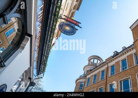 London, UK - 16. April 2022: The Round House Public House in Covent Garden, London. Das Hotel befindet sich seit 1868 in der Garrick Street und ist ein berühmtes Wasserloch Stockfoto