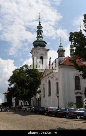 Die Klosterkirche Mariä Himmelfahrt von Anselmo Lurag, die zum Strahov-Kloster gehört. Das Kloster wurde um 1143 von Herzog Vladislav II für den Prämonstratensorden erbaut. Seinen Namen erhält es aufgrund seiner strategisch günstigen Lage außerhalb der ursprünglichen Stadtmauer als bewachter Zugang zur Burg. Strahovati ist das tschechische Wort für bewachen Dennoch war das Kloster mehrfach durch Feuer und Kriege stark beschädigt und im 17. Jahrhundert im Barockstil vollständig um- und wiederaufgebaut. Die Anlage umfaßt die 1599 von Rudolf II zum Dank für das Ende einer Pestepedemie errichte Stockfoto