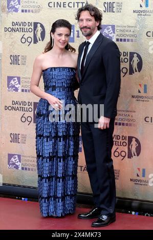 Barbara Ronchi und Alessandro Tedeschi bei der 69. Verleihung der Filmpreise Premi David di Donatello 2024 in den Cinecittà Studios. Rom, 03.05.2024 Stockfoto