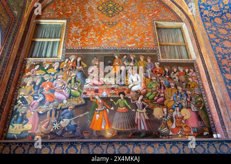 Chehel Sotoun Palace, Iran - 5. März 2024: Detaillierte Wandmalerei mit Themen von Krieg und Liebe. Die Wände des Palastes sind mit großen und exqu dekoriert Stockfoto