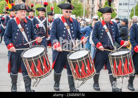 Genf, Genf, Schweiz. Mai 2024. Genf Schweiz, 05.04.2024: EHRENVORMUND des Kantons Bern Präsentation der Vieux-Grenadiers der Genfer Gesellschaft zum 275. Jahrestag der Vieux-Grenadiers der Genfer Gesellschaft. Der 275. Jahrestag der Vieux-Grenadiers der Genfer Gesellschaft ist eine Parade, die mehrere Kompanien von Schweizer und auch kroatischen Reitern aus Alka zusammenbringt, die in der Stadt Genf zwischen dem Place de Plainpalais und dem RhÃ in Genf stattfand. (Kreditbild: © Eric Dubost/ZUMA Press Wire) NUR REDAKTIONELLE VERWENDUNG! Nicht für kommerzielle ZWECKE! Stockfoto