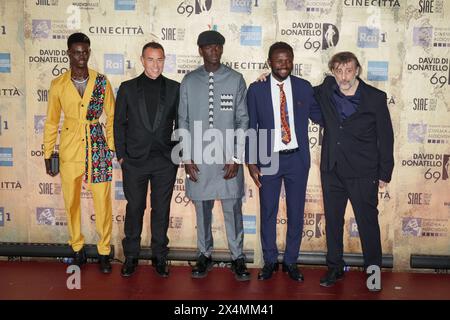 3. Mai 2024, Rom, RM, Italien: (L-R) Moustapha Fall, Matteo Garrone, Seydou Sarr und Mamadou Kouassi nehmen am roten Teppich der David di Donatello 2024 Preisverleihung in Rom, Italien, in den CinecittÃ Studios Teil. (Kreditbild: © Gennaro Leonardi/Pacific Press via ZUMA Press Wire) NUR REDAKTIONELLE VERWENDUNG! Nicht für kommerzielle ZWECKE! Stockfoto