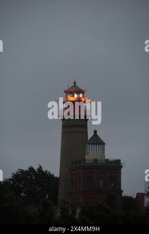 Die beiden Leuchttürme von Kap Arkona - im Vordergrund ist der Schinkelturm, dahinter steht der Leuchtturm Kap Arkona. Beide Leuchttürme wurden Anfang der 1990er Jahre saniert und sind für Besucher zur Besichtigung geöffnet. Im Schinkelturm befindet sich heute ein Museum mit einer Ausstellung zu Leuchtfeuern und Seenotrettung und eine Außenstelle des Standesamtes. Hier geschlossene Ehen werden durch eine kleine Tafel im Boden vor dem Turm verewigt. Auf jedem Turm befindet sich eine Aussichtsplattform, von denen man einen ungehinderten Blick über Rügen und insbesondere die Halbinsel Wittow Hut. Stockfoto