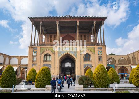 Isfahan, Iran - 5. März 2024: Die komplizierte Deckengestaltung des Ali Qapu Palastes ist ein Zeugnis der persischen Handwerkskunst. Dieser Palast ist der beste Ort Stockfoto