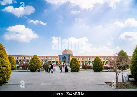 Sheikh Lotfollah Moschee, Isfahan, Iran - 5. März 2024: Das kunstvolle Innere der Moschee zeigt die Pracht der persisch-islamischen Architektur. Stockfoto