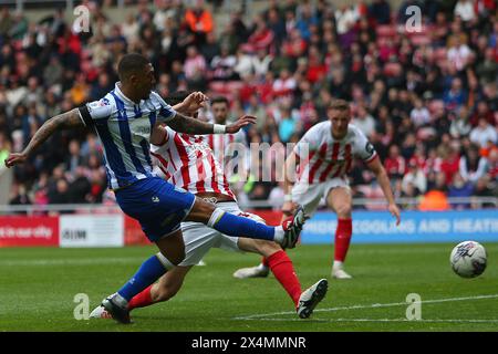 Liam Palmer von Sheffield Wednesday erzielt am Samstag, den 4. Mai 2024, das erste Tor von Sheffield Wednesday während des Sky Bet Championship-Spiels zwischen Sunderland und Sheffield Wednesday im Stadium of Light in Sunderland. (Foto: Michael Driver | MI News) Credit: MI News & Sport /Alamy Live News Stockfoto